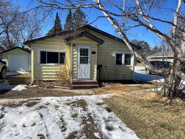 Building Photo - 2 Bedroom/ 1 Bath Home