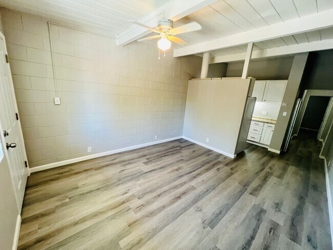 Foto del edificio - Freshly Painted 1bd/1bth with Air Conditio...