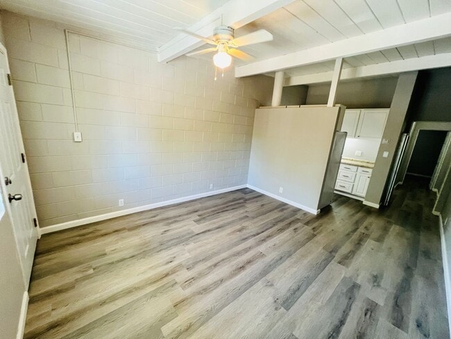 Building Photo - Freshly Painted 1bd/1bth with Air Conditio...