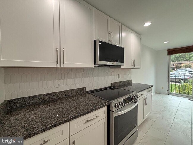 Foto del edificio - 8022 Inverness Ridge Rd