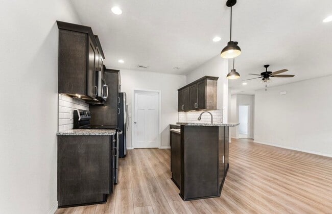 Building Photo - NEW LUXURY 3 BED 2 BATH 2 CAR GARAGE DUPLEX