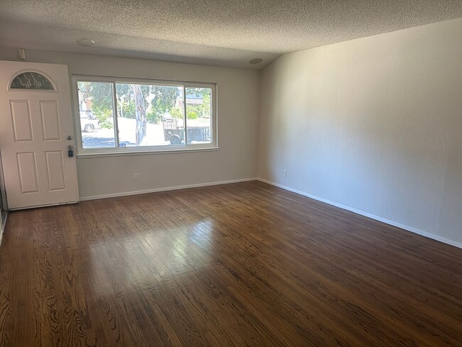 Foto del edificio - Bright 3 Bedroom 2 Bath Single Family Home...
