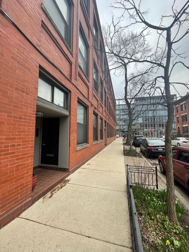 Surrey Court street entrance. - 2409 N Surrey Ct