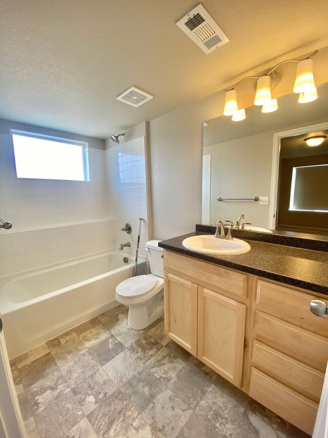 Building Photo - West Greeley Spacious Townhome!