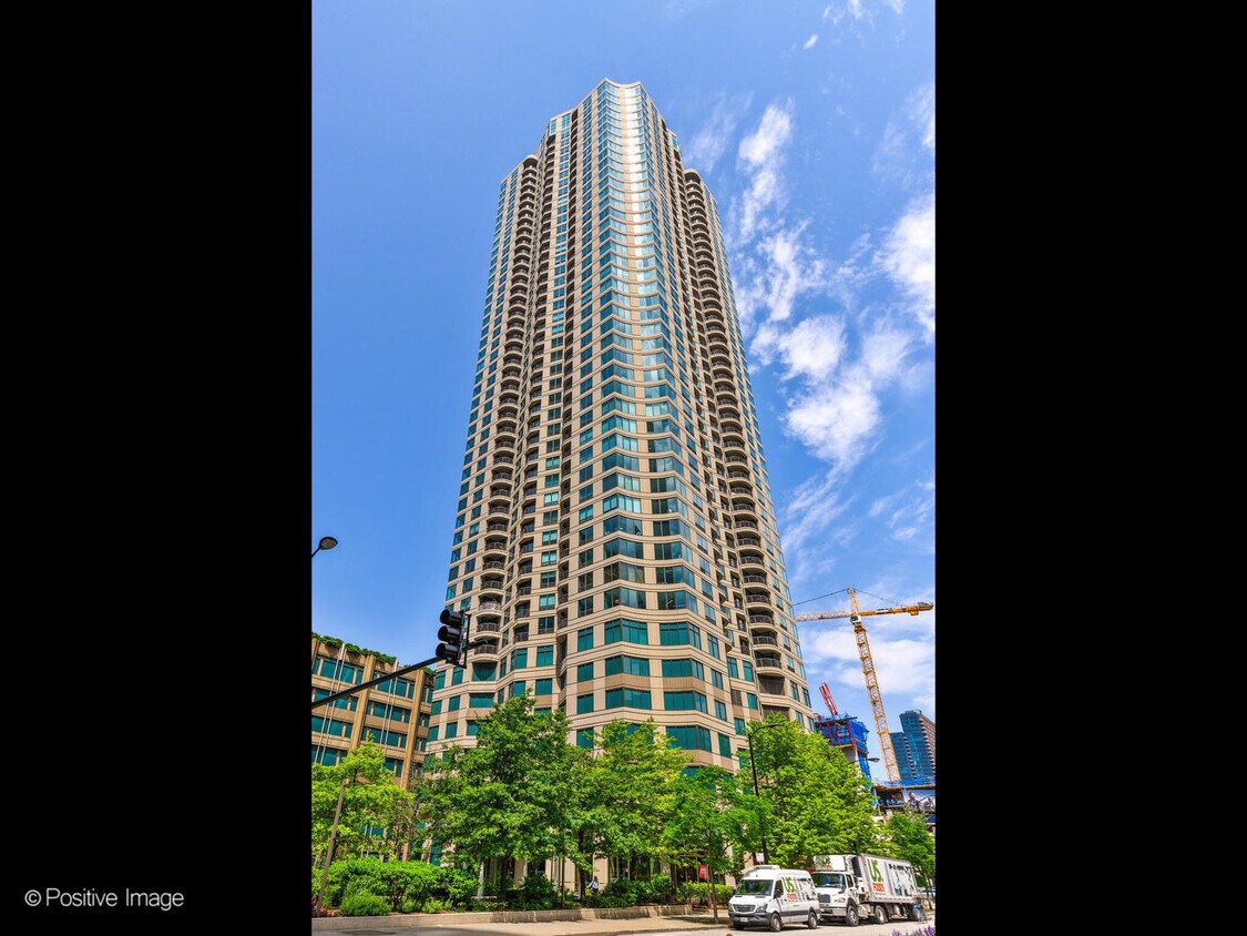 Primary Photo - 400 N La Salle Dr