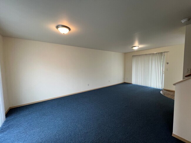 Foto del edificio - Three Bedroom Townhouse Style Unit