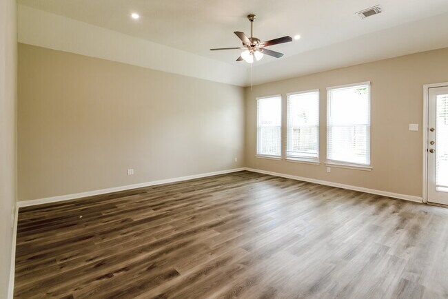 Foto del edificio - 403 Cedar Lake Dr