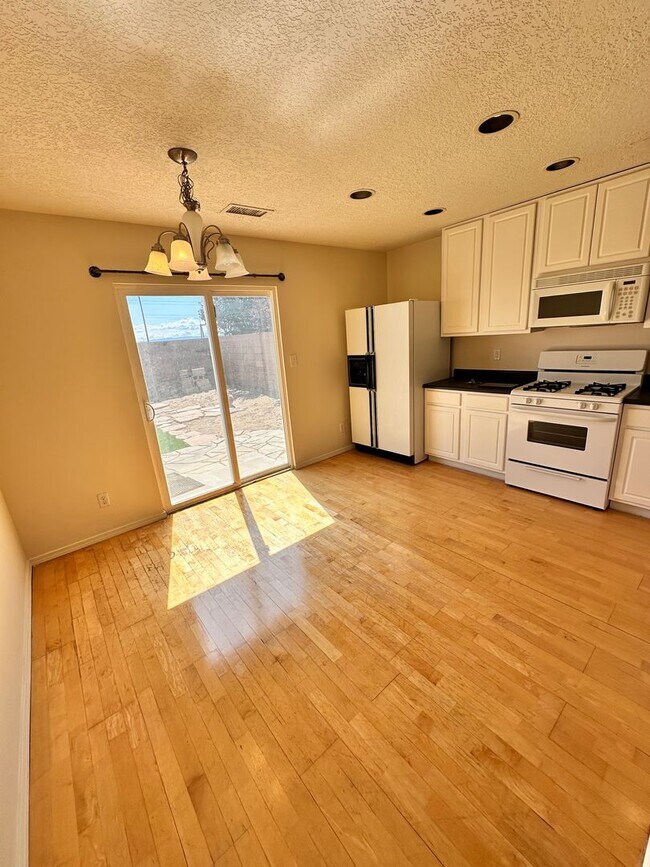 Building Photo - 3 bedroom 2 Bathroom w/ 1 Car Garage