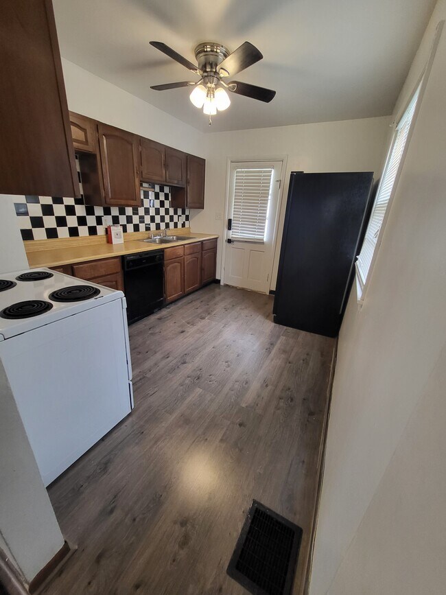 kitchen - 3084 Pontiac St