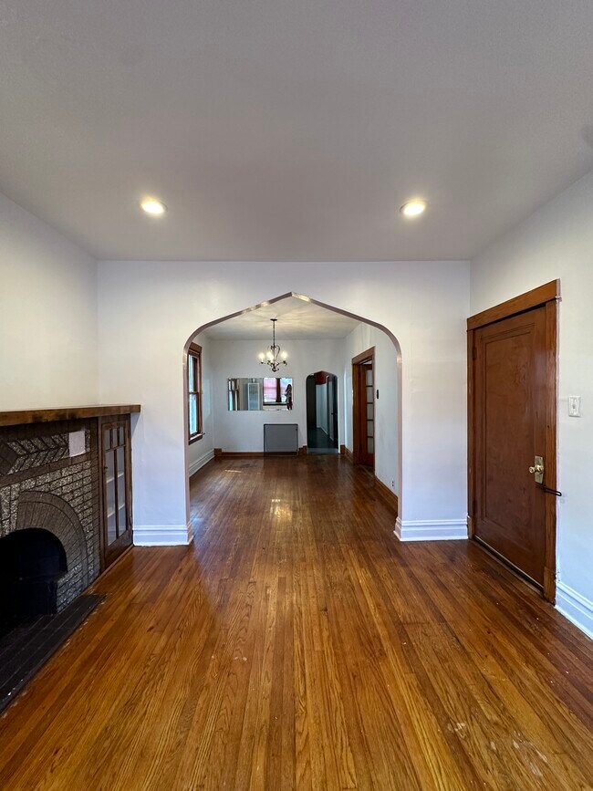 Building Photo - 2855 W Pershing Rd