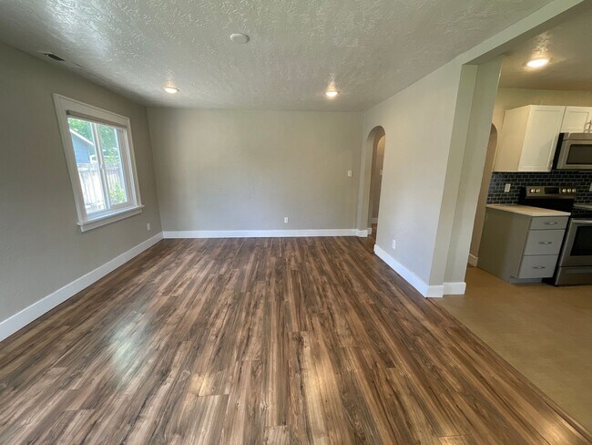 Building Photo - Delightful 2 bedroom cottage