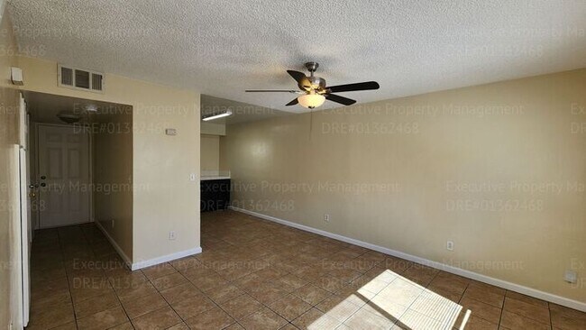 Foto del edificio - 2 bedroom, 1.5 bathroom townhome located near schools, shopping, restaurants, & Kern Medical Hosp...