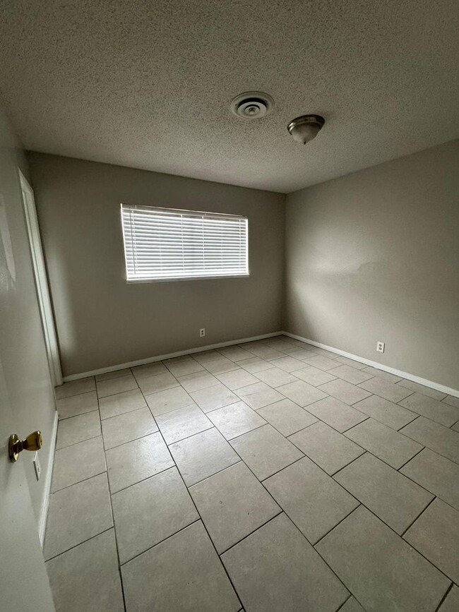 Building Photo - Beautiful Three Bedroom Home Available Now!