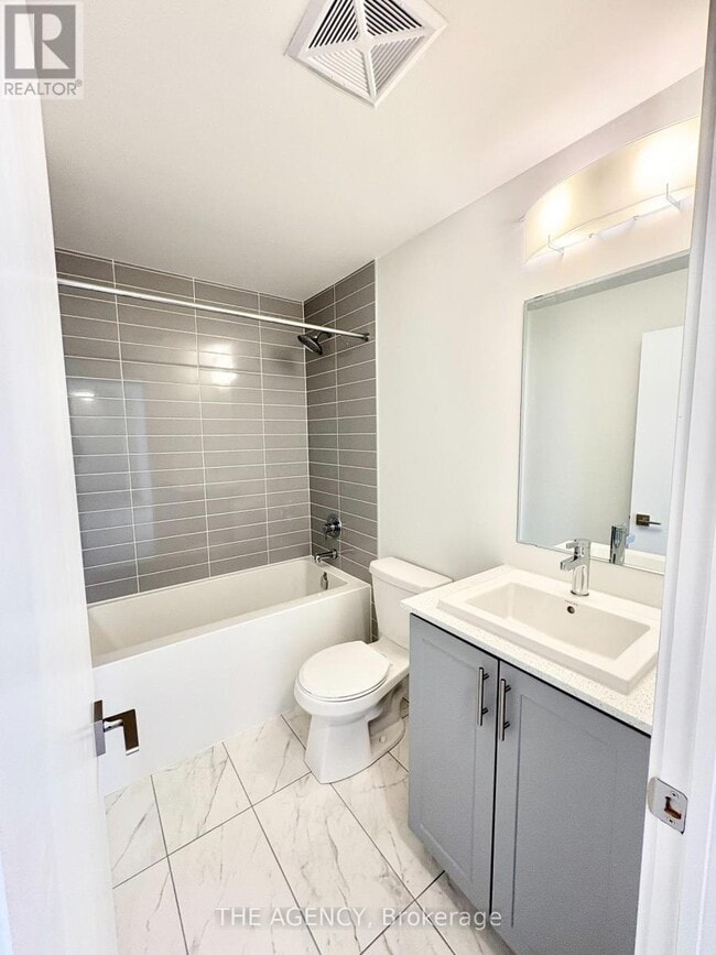 Building Photo - 14 Lytham Grn Cir