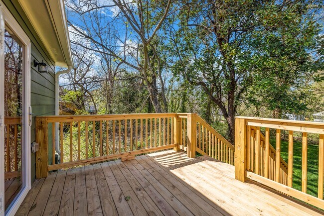 Foto del edificio - CHARMING 3 BEDROOM BUNGALOW WITH BONUS ROO...