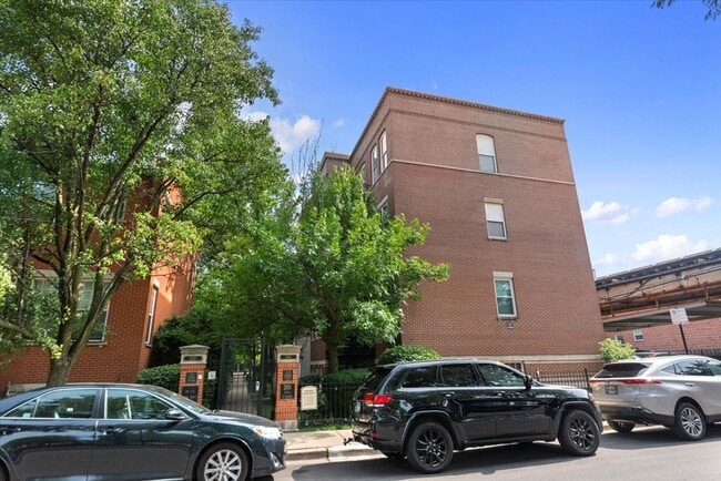 Building Photo - 301 W Goethe St