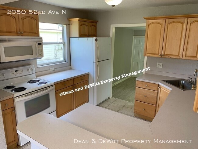 Building Photo - Adorable 2/1 Starter Home - For Rent