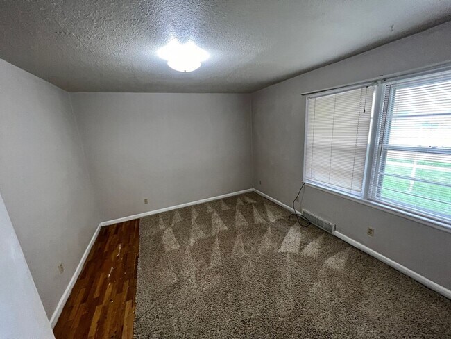 Foto del edificio - Updated 4 Bed, Across from KSU! Available Aug 1, 2026!