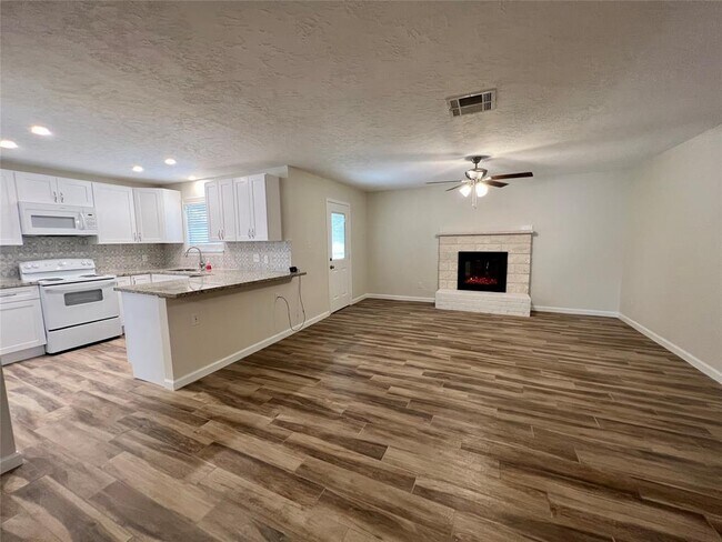 Building Photo - 1705 Westwind Dr