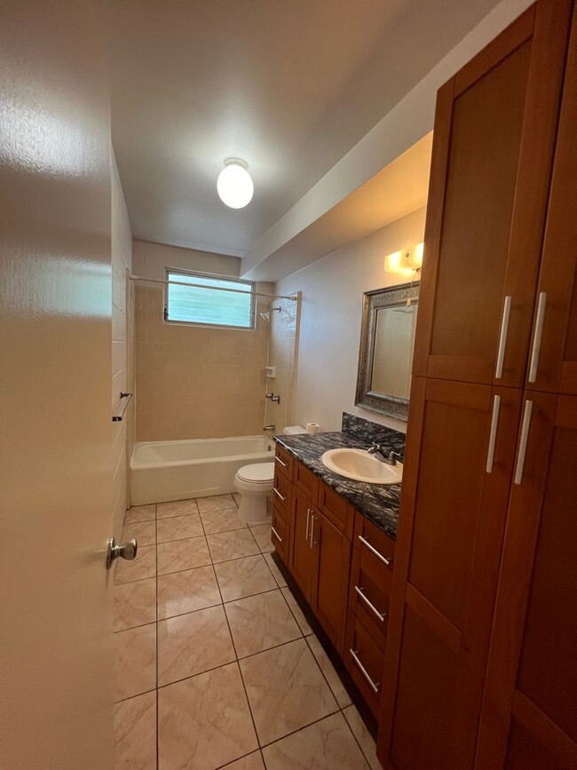 Foto del edificio - 2 bedroom, 1 bath, 1 parking in Makiki!