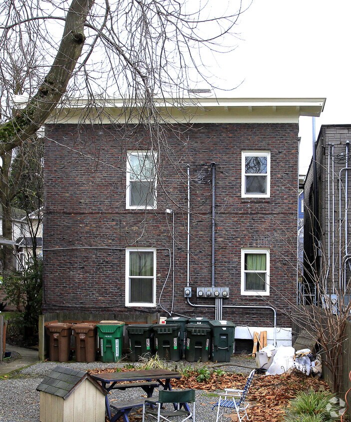 Building Photo - 216 21st Ave