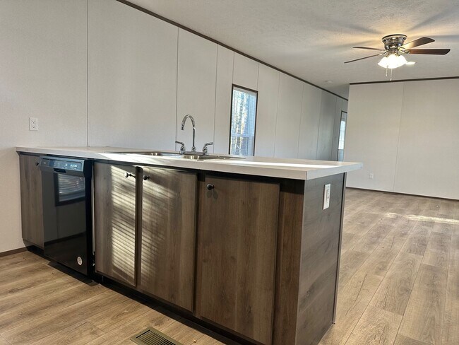 Building Photo - 412 Chloe Cir