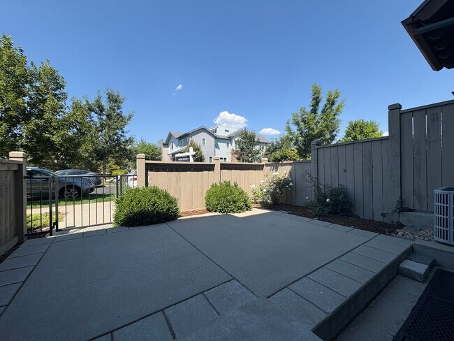 Foto del edificio - Updated 2 Bed + Office 2.5 Bath Townhome i...
