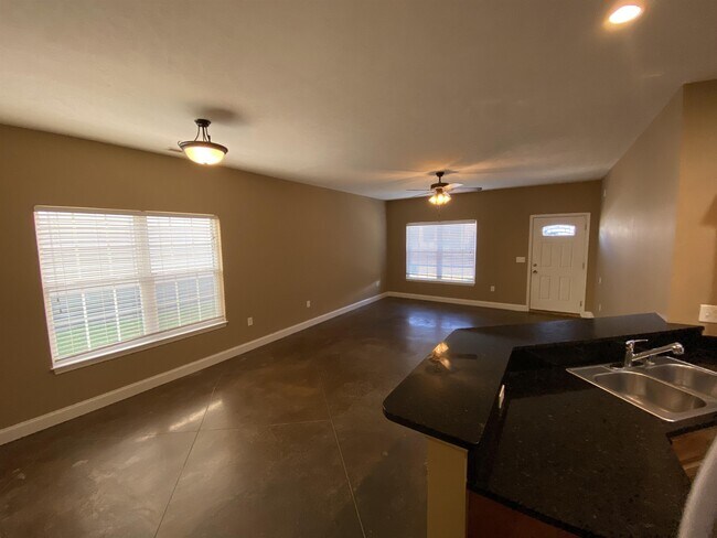 Foto del edificio - 537 Walnut Creek Dr