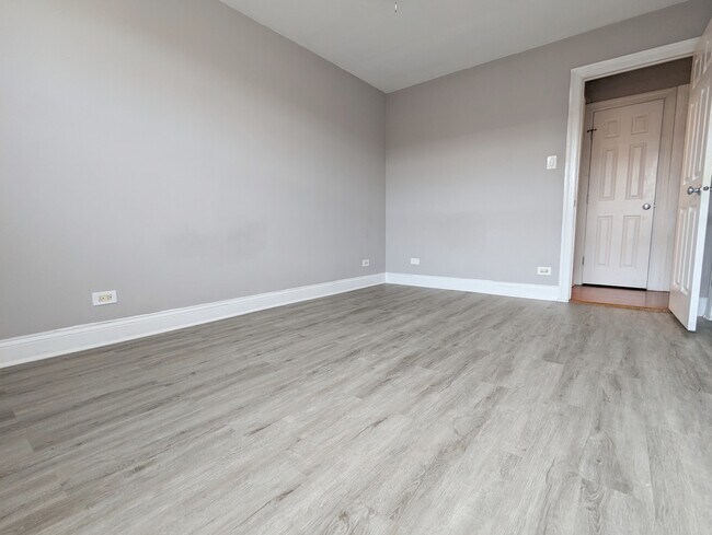 Building Photo - 2636 W Catalpa Ave