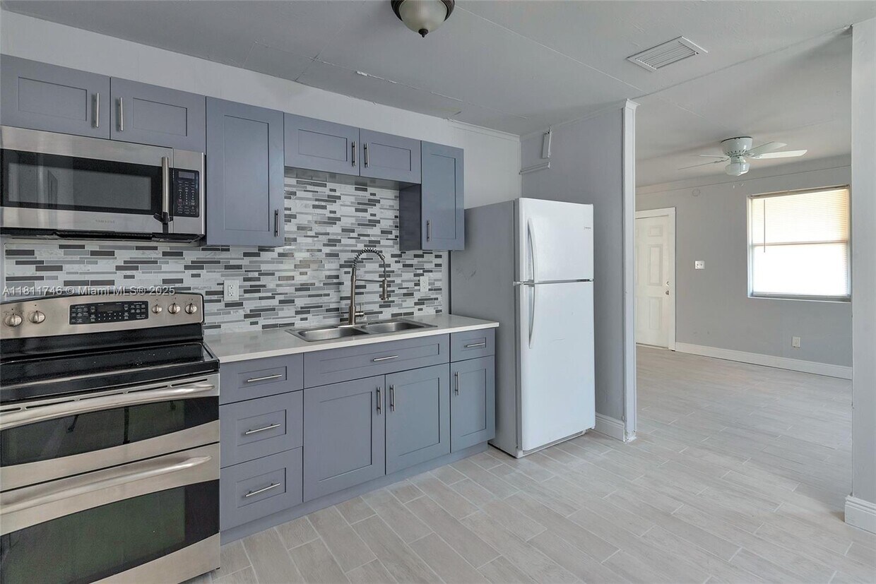 Foto principal - 562 W 4th St
