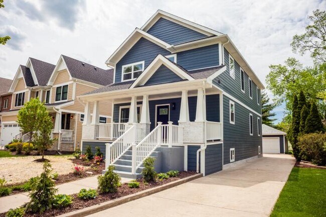 Foto del edificio - 4 bedroom in Elmhurst IL 60126