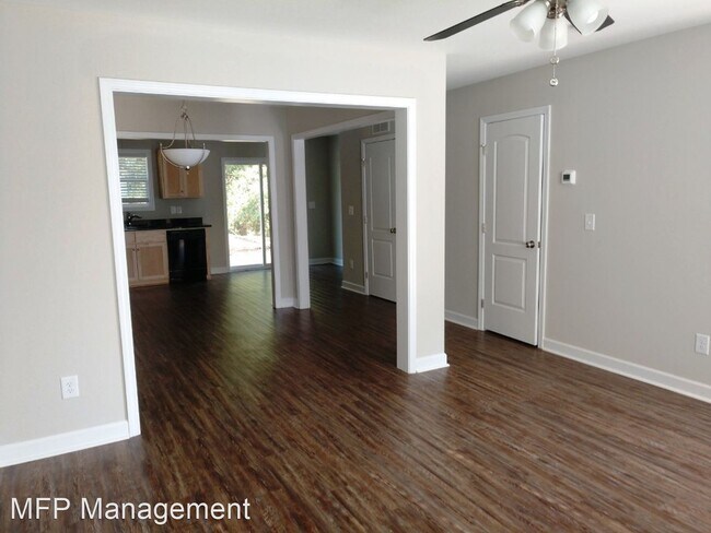 Foto del edificio - 3 br, 2.5 bath House - 211 N. Oak St  Unit B
