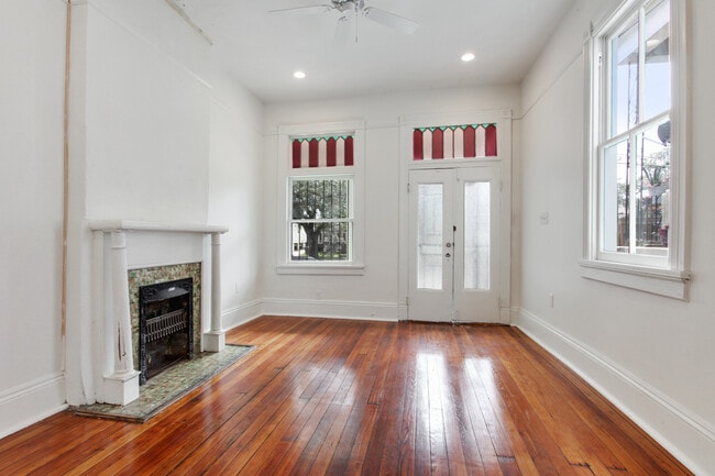 Foto del edificio - 3025 Banks- left