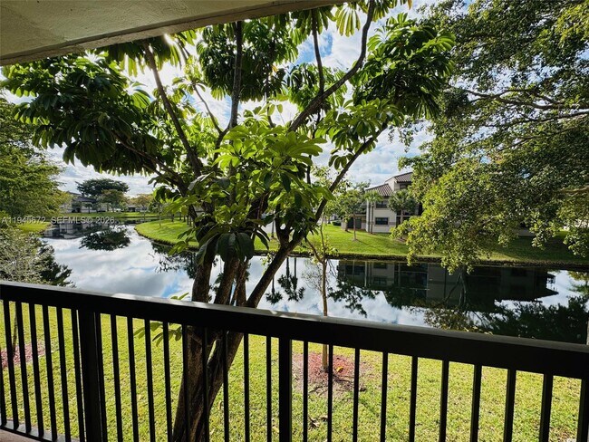 Foto del edificio - 9948 Nob Hill Ln