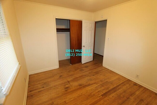 Building Photo - Amazing 3 Bedroom, 1 Bath w/ 2-car Garage,...