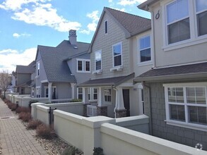 Building Photo - 1648 Spring Hill Dr