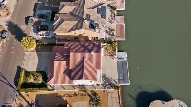 Foto del edificio - 18075 Lakeview Dr