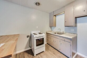 Building Photo - 22555 Linden St