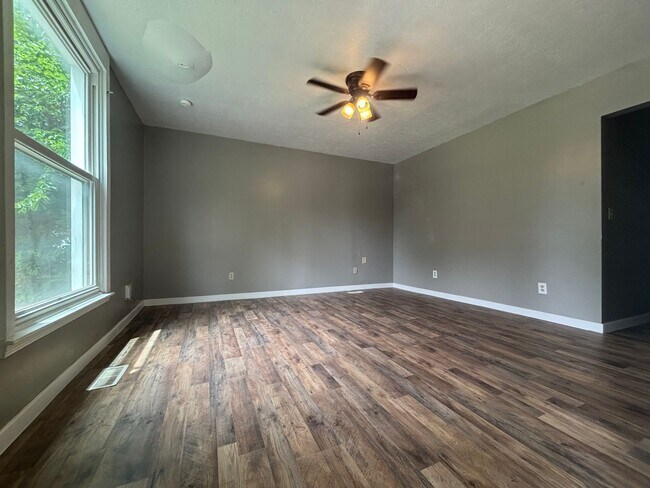 Building Photo - Rent this 3 Bedroom 1.5 Bath with a Covere...