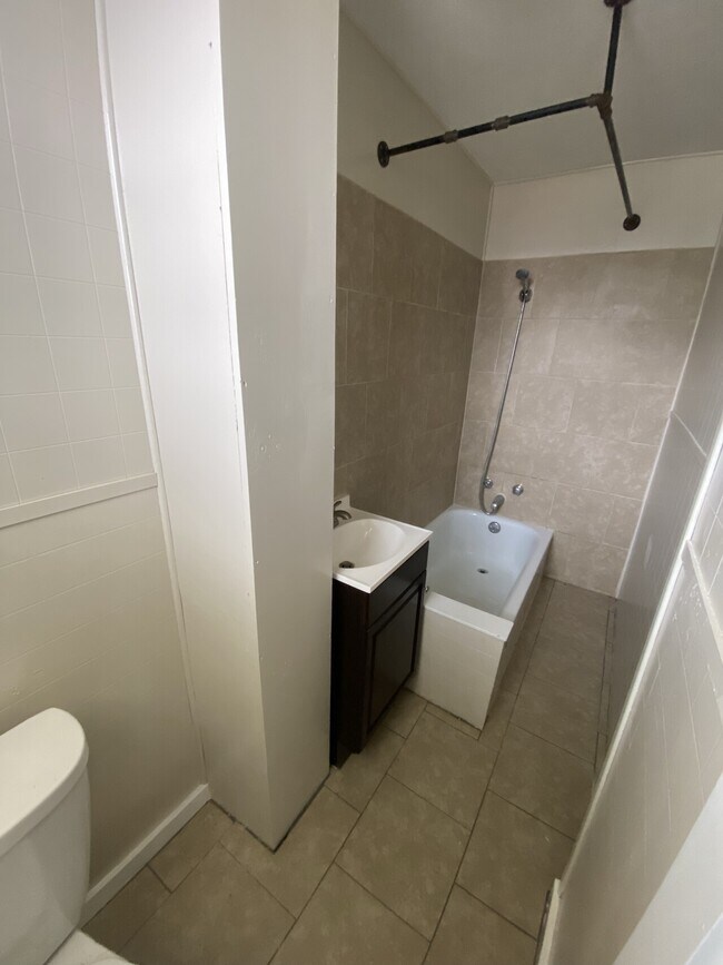 Foto del edificio - 2403 W. Stafford Apartments, LLC