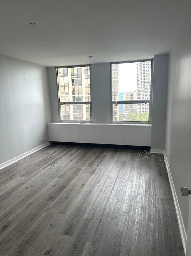 Building Photo - 2626 N Lakeview Ave