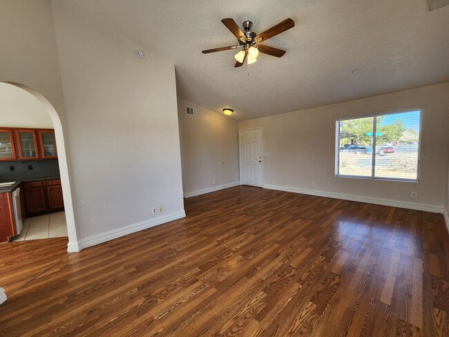 Building Photo - Beautiful  3 bedroom,2 bath,2 car garage h...