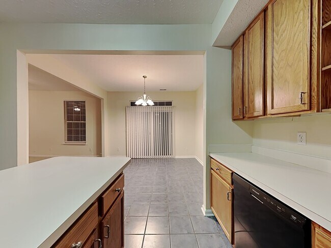 Building Photo - Charming 3 bed 2.5 bath with fenced in backyard!