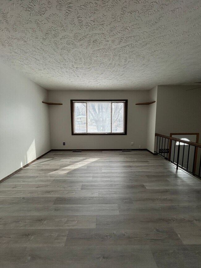 Foto del edificio - Spacious 3-Bedroom, 1-Bath Home with Garage & Basement in La Vista