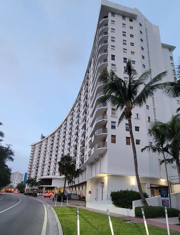 Foto del edificio - 6039 Collins Ave