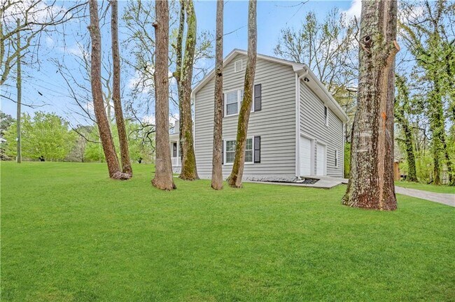 Building Photo - 2000 Lost Forest Ln SW