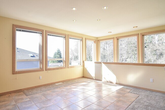 Building Photo - Sound Views in Edmonds Bowl