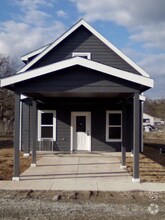 Building Photo - 106 E Oak St