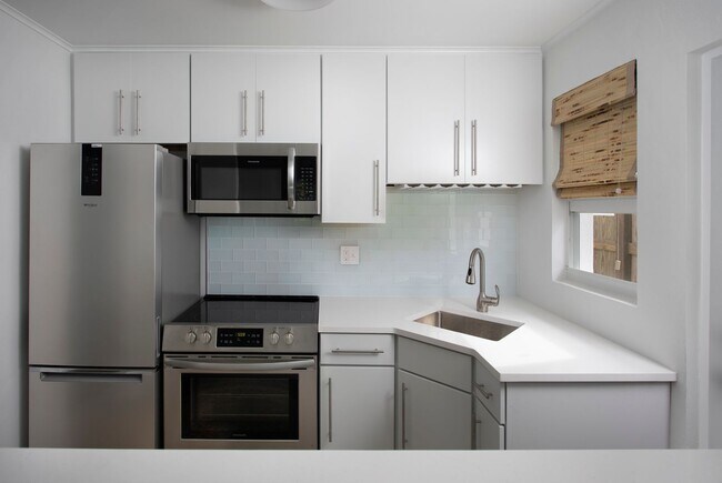Foto del edificio - 1 Bedroom 1 Bathroom Apartment  No Pets