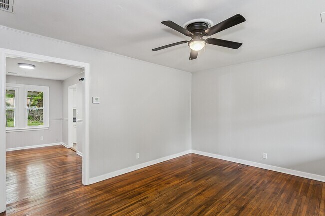 Building Photo - 229 S Edwards Ave